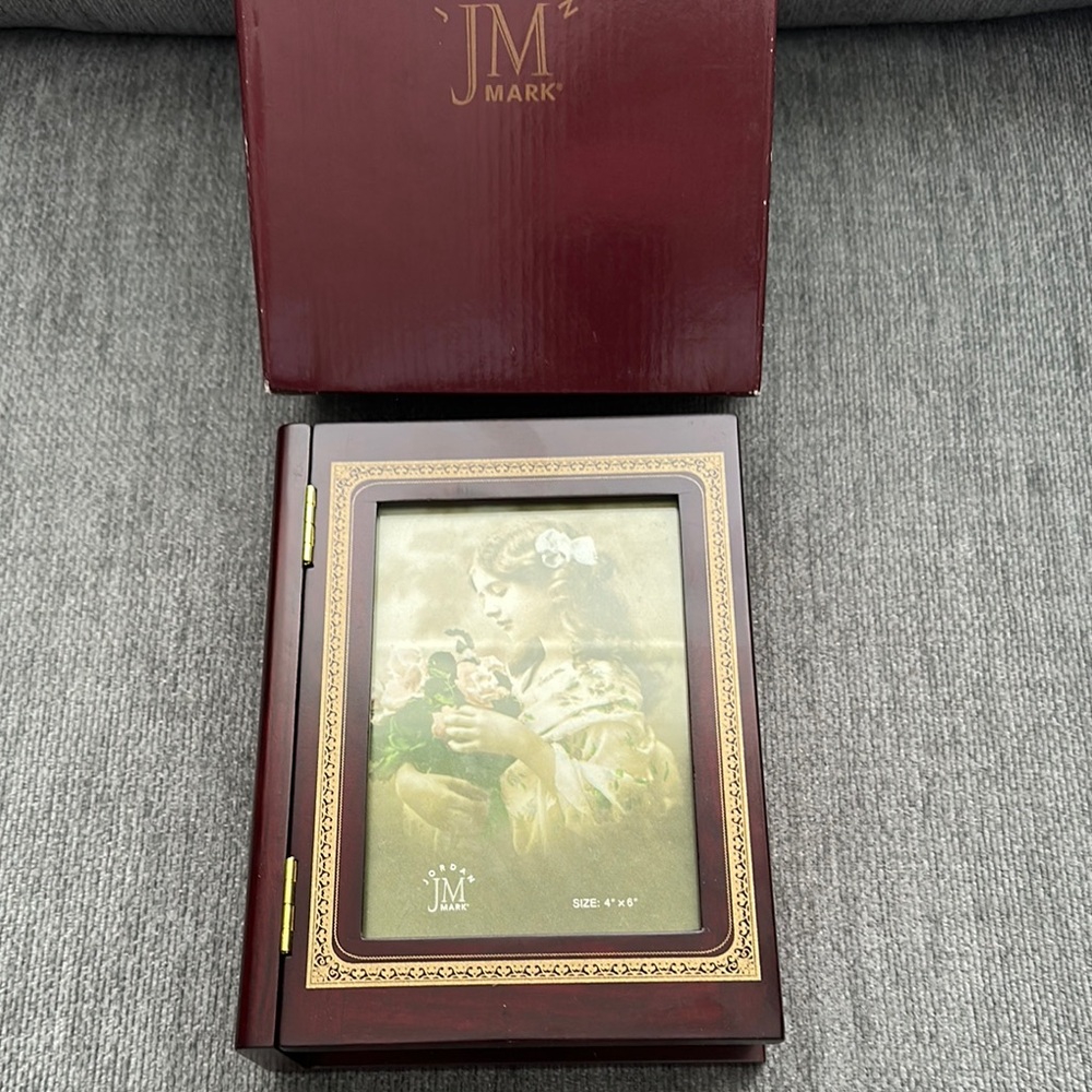 Elegant Brown and Gold Picture Frame Accents